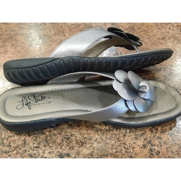 Life Style Soft System Metallic Silver Flip Flop, Wide Straps | Flowers | sz 9M - Picture 4 of 8